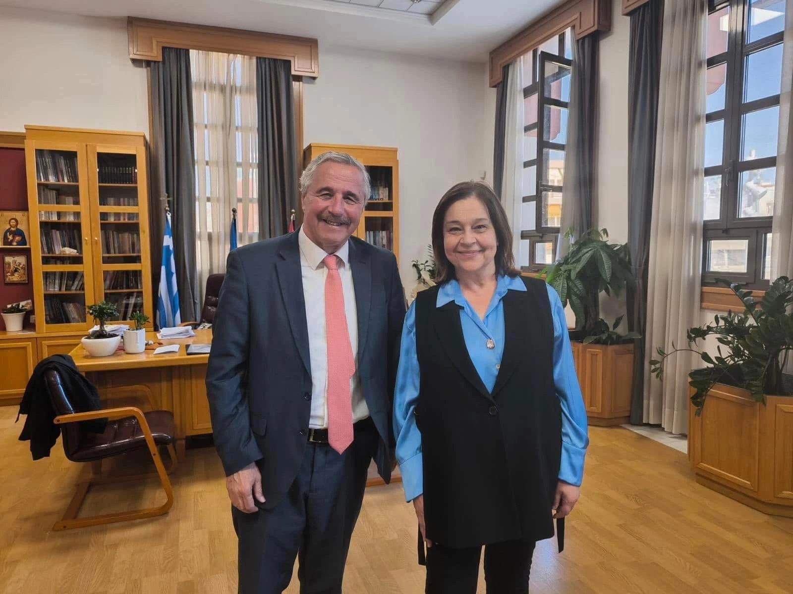 Με τη φίλη μου Δήμαρχο Καλαμαριάς Χρύσα Αράπογλου, σε συζήτηση για την υπεράσπιση του δημόσιου χαρακτήρα του παραλιακού μετώπου Καλαμαριάς, λαμβάνοντας υπόψη τις ανάγκες βιώσιμης ανάπτυξης της πόλης και τους κινδύνους της Κλιματικής Κρίσης (20.03.2024)