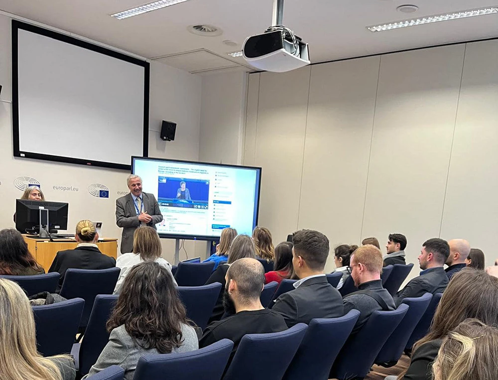 Είχα τη χαρά να μιλήσω με τους φοιτητές των Μεταπτυχιακών Προγραμμάτων του Πανεπιστημίου μου, του ΠΑΠΕΙ, στους τομείς της Ενέργειας, των Διεθνών & Ευρωπαϊκών Σπουδών & των Αμερικανικών Σπουδών, που επισκέπτονται το Ευρωπαϊκό Κοινοβούλιο (21.11.2024)